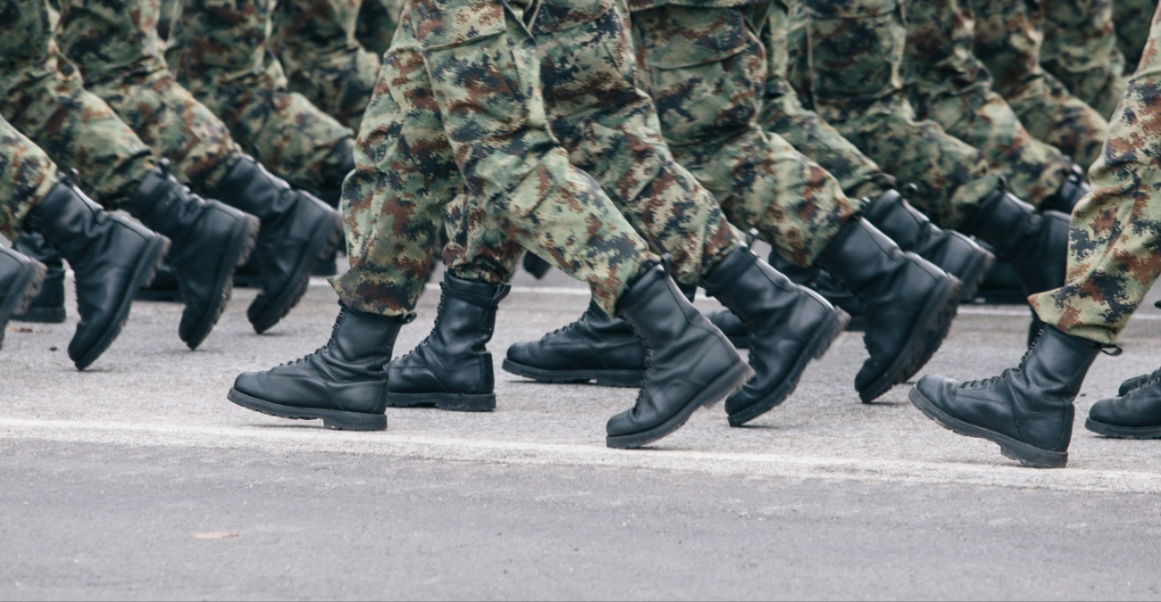 Ανθυπολοχαγός που χτύπησε στρατιώτη έγινε ταγματάρχης – Αποζημίωση €3.000 και δεκαήμερη φυλάκιση στον εθνοφρουρό