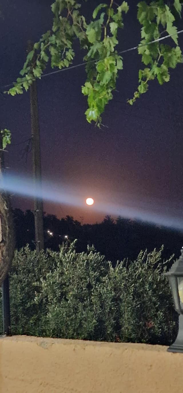 Μαγευτικές εικόνες από την εντυπωσιακή Πανσέληνο του Αυγούστου