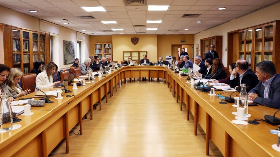 &Delta;&eta;&mu;. &Kappa;&omicron;&upsilon;&rho;ί&omicron;&upsilon; &sigma;&tau;&eta;&nu; &Epsilon;&pi;. &Epsilon;&sigma;&omega;&tau;&epsilon;&rho;&iota;&kappa;ώ&nu;: &laquo;&Alpha;&pi;&rho;&omicron;&epsilon;&tau;&omicron;ί&mu;&alpha;&sigma;&tau;&omicron;&iota; &kappa;&alpha;&iota; &omicron;&iota; &Beta;&rho;&epsilon;&tau;&alpha;&nu;&omicron;ί, &delta;&epsilon;&nu; &upsilon;&pi;ή&rho;&chi;&alpha;&nu; &pi;&rho;&omega;&tau;ό&kappa;&omicron;&lambda;&lambda;&alpha;, &delta;&epsilon;&nu; &alpha;&nu;έ&mu;&epsilon;&nu;&alpha;&nu; &tau;&eta;&nu; &epsilon;&pi;ί&theta;&epsilon;&sigma;&eta;&raquo;