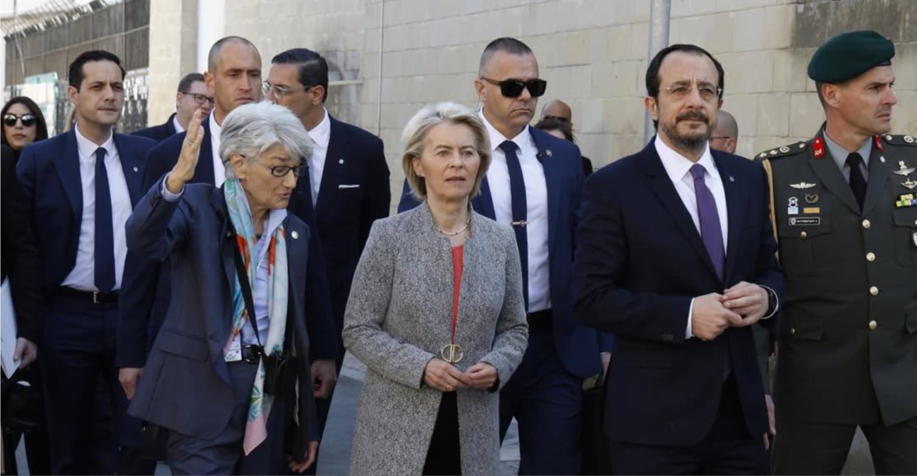 &Phi;&omicron;&nu; &nu;&tau;&epsilon;&rho; &Lambda;ά&iota;&epsilon;&nu; &alpha;&pi;ό &tau;&eta;&nu; &Pi;&rho;ά&sigma;&iota;&nu;&eta; &Gamma;&rho;&alpha;&mu;&mu;ή: &laquo;&Alpha;&pi;ό&lambda;&upsilon;&tau;&eta; &pi;&rho;&omicron;&tau;&epsilon;&rho;&alpha;&iota;ό&tau;&eta;&tau;&alpha; &gamma;&iota;&alpha; &tau;&eta;&nu; &Epsilon;&Epsilon; &eta; &epsilon;&pi;&alpha;&nu;έ&nu;&omega;&sigma;&eta; &tau;&eta;&sigmaf; &Kappa;ύ&pi;&rho;&omicron;&upsilon;&raquo;