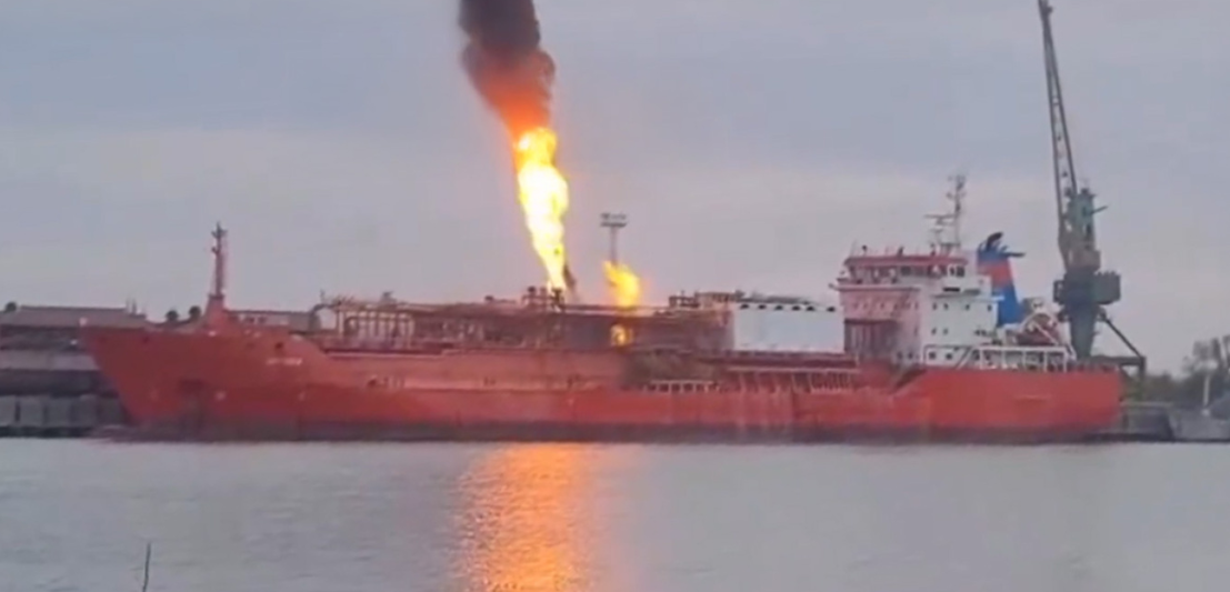 VIDEO: Τουρκικό πλοίο με 4.000 τόνους υγραερίου χτυπήθηκε από ρωσικά πυρά στην Οδησσό
