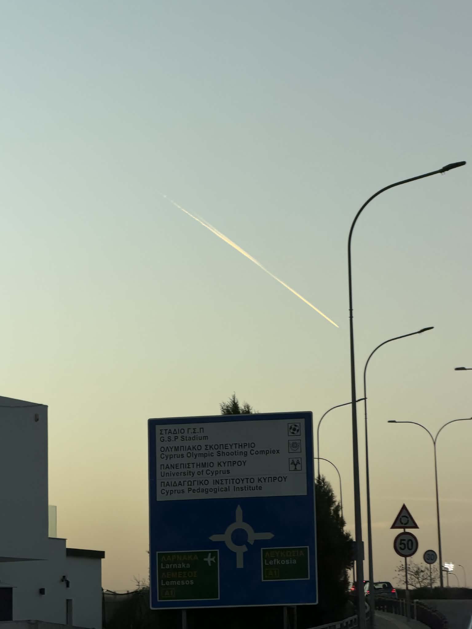 Αναστάτωση προκάλεσαν δύο μεγάλες γραμμές στον ουρανό της Λευκωσίας – Δείτε φωτογραφίες