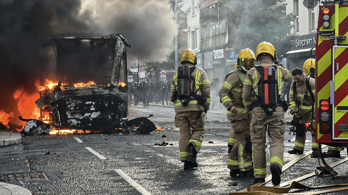 Νύχτα τρόμου στο Μπέλφαστ: Έκαψαν σπίτια μεταναστών μετά την