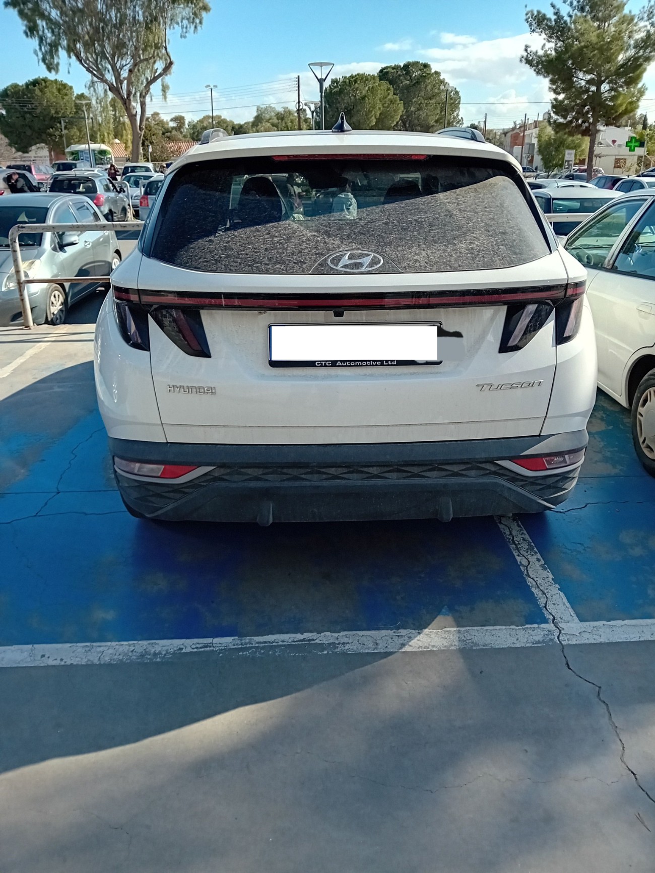 Τόσες αναρτήσεις, τόσα πρόστιμα και συνεχίζουν ακόμα – Πάρκαρε σε πάρκινγκ αναπήρων χωρίς κάρτα