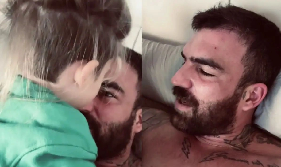 Το νέο βίντεο με τον γιο του Πάρη – «Με κάνει να βλέπω τη ζωή αλλιώς» Το νέο βίντεο με τον γιο του Πάρη – «Με κάνει να βλέπω τη ζωή αλλιώς»