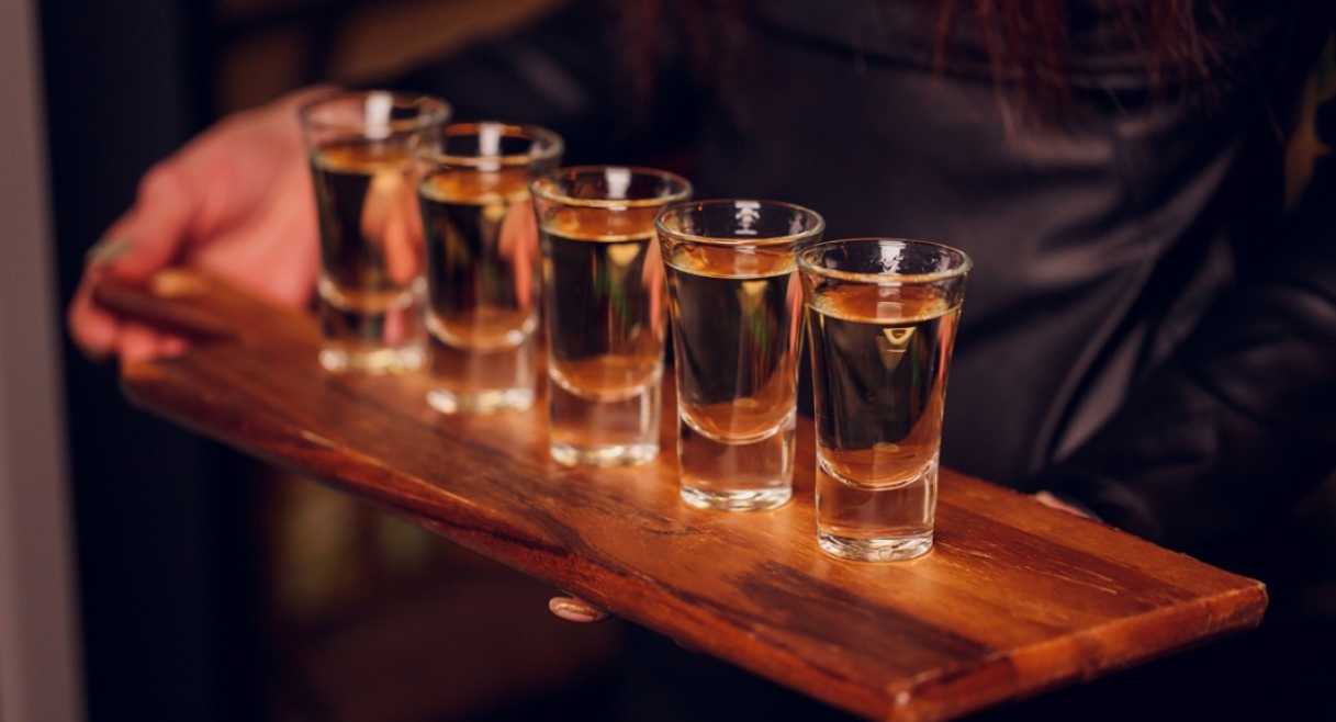 &Sigma;&tau;&omicron; &nu;&omicron;&sigma;&omicron;&kappa;&omicron;&mu;&epsilon;ί&omicron; &alpha;&nu;ή&lambda;&iota;&kappa;&omicron;&sigmaf; &mu;&alpha;&theta;&eta;&tau;ή&sigmaf; έ&pi;&epsilon;&iota;&tau;&alpha; &alpha;&pi;ό &kappa;&alpha;&tau;&alpha;&nu;ά&lambda;&omega;&sigma;&eta; &alpha;&lambda;&kappa;&omicron;ό&lambda; &sigma;&epsilon; &sigma;&chi;&omicron;&lambda;&iota;&kappa;ή &epsilon;&kappa;&delta;&rho;&omicron;&mu;ή - &Alpha;&kappa;ό&mu;&eta; έ&nu;&alpha;&sigmaf; &tau;&rho;&alpha;&upsilon;&mu;&alpha;&tau;ί&sigma;&tau;&eta;&kappa;&epsilon; &mu;&epsilon;&tau;ά &alpha;&pi;ό &sigma;&upsilon;&mu;&pi;&lambda;&omicron;&kappa;ή