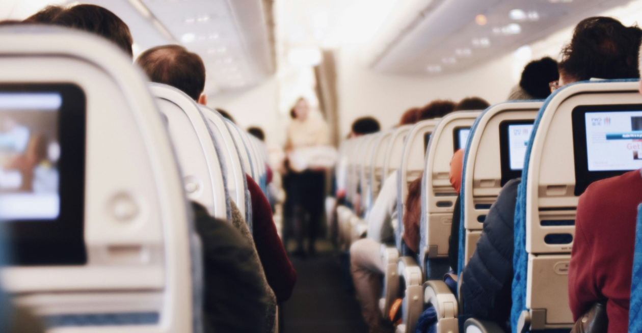 Γνωστή αεροπορική εταιρεία στην Ευρώπη καταργεί τη δωρεάν χειραποσκευή καμπίνας