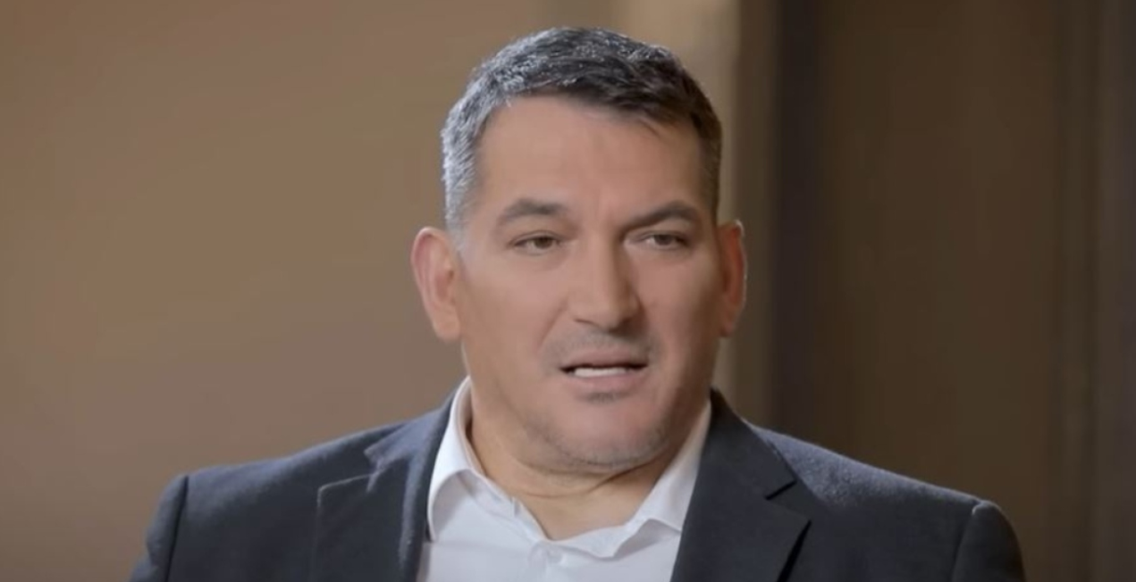 «Η σύζυγός μου πριν πεθάνει μου είχε πει ότι ήμουν μικρός και έπρεπε να φτιάξω τη ζωή μου» «Η σύζυγός μου πριν πεθάνει μου είχε πει ότι ήμουν μικρός και έπρεπε να φτιάξω τη ζωή μου»