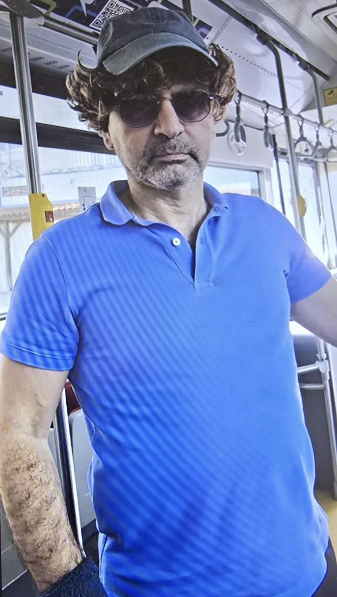 Ο Γενικός Ελεγκτής με περούκα και γυαλιά σε λεωφορείο – Δείτε την viral φωτογραφία – Πώς απαντά η Ελεγκτική Υπηρεσία