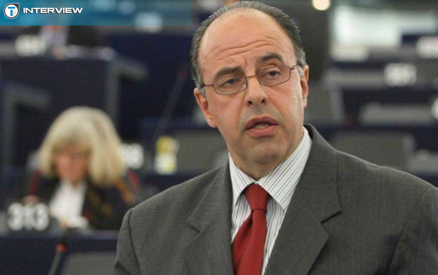 &Sigma;&omicron;&phi;&omicron;&kappa;&lambda;ή&sigmaf; &Sigma;&omicron;&phi;&omicron;&kappa;&lambda;έ&omicron;&upsilon;&sigmaf; &sigma;&tau;&omicron; &laquo;&Tau;&raquo;: &laquo;&Eta; &Epsilon;&Delta;&Epsilon;&Kappa; &pi;&lambda;ή&rho;&omega;&sigma;&epsilon; &tau;&eta;&nu; &epsilon;&sigma;&omega;&sigma;&tau;&rho;έ&phi;&epsilon;&iota;&alpha;&raquo;- &laquo;&Tau;&rho;&alpha;&gamma;&iota;&kappa;ό &tau;&omicron; &alpha;&pi;&omicron;&tau;έ&lambda;&epsilon;&sigma;&mu;&alpha; &kappa;&alpha;&iota; &alpha;&nu;&alpha;&mu;&epsilon;&nu;ό&mu;&epsilon;&nu;&omicron;-&Epsilon;&pi;&alpha;&nu;ί&delta;&rho;&upsilon;&sigma;&eta; &tau;&eta;&sigmaf; &Epsilon;&Delta;&Epsilon;&Kappa; &kappa;&alpha;&iota; &alpha;&nu;&omicron;&iota;&chi;&tau;ό &sigma;&upsilon;&nu;έ