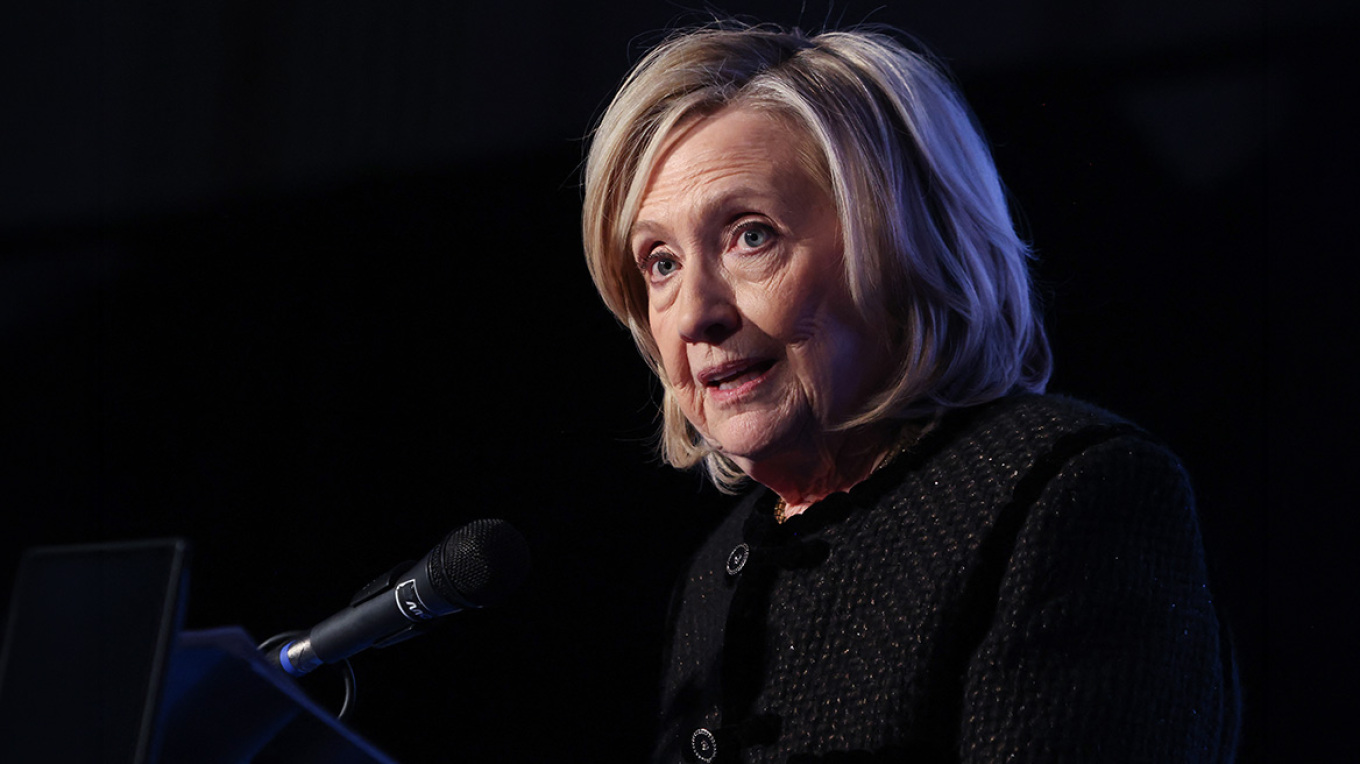 &Delta;&iota;&alpha;&kappa;ό&pi;&eta;&kappa;&epsilon; &eta; &kappa;&epsilon;&kappa;&lambda;&epsilon;&iota;&sigma;&mu;έ&nu;&omega;&nu; &tau;&omega;&nu; &theta;&upsilon;&rho;ώ&nu; &kappa;&alpha;&tau;ά&theta;&epsilon;&sigma;&eta; &tau;&eta;&sigmaf; &Chi;ί&lambda;&alpha;&rho;&iota; &Kappa;&lambda;ί&nu;&tau;&omicron;&nu;, &rho;&epsilon;&pi;&omicron;&upsilon;&mu;&pi;&lambda;&iota;&kappa;&alpha;&nu;ή &beta;&omicron;&upsilon;&lambda;&epsilon;&upsilon;&tau;ή&sigmaf; &delta;&eta;&mu;&omicron;&sigma;&iota;&omicron;&pi;&omicron;ί&eta;&sigma;&epsilon; &mu;&iota;&alpha; &phi;&omega;&tau;&omicron;&gamma;&rho;&alpha;&phi;ί&alpha; &tau;&eta;&sigmaf;