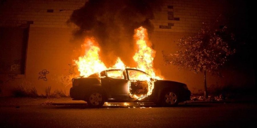 Συναγερμός στις Αρχές: Τυλίχθηκε στις φλόγες όχημα 70χρονου στη Λεμεσό - Επηρεάστηκαν ακόμα δύο οχήματα