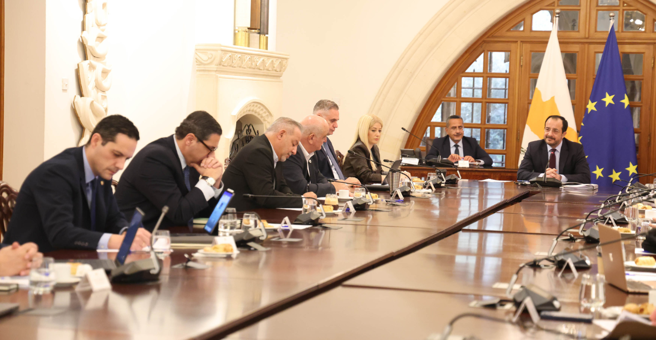 Ό&lambda;&alpha; &sigma;&tau;&omicron; &tau;&rho;&alpha;&pi;έ&zeta;&iota; &sigma;&tau;&omicron; &Epsilon;&theta;&nu;&iota;&kappa;ό &Sigma;&upsilon;&mu;&beta;&omicron;ύ&lambda;&iota;&omicron;: &Kappa;&upsilon;&pi;&rho;&iota;&alpha;&kappa;ό, &kappa;&rho;ί&sigma;&eta; , &Beta;ά&sigma;&epsilon;&iota;&sigmaf; &kappa;&alpha;&iota; &nu;έ&alpha; &mu;έ&tau;&rho;&alpha; &sigma;&tau;ή&rho;&iota;&xi;&eta;&sigmaf;