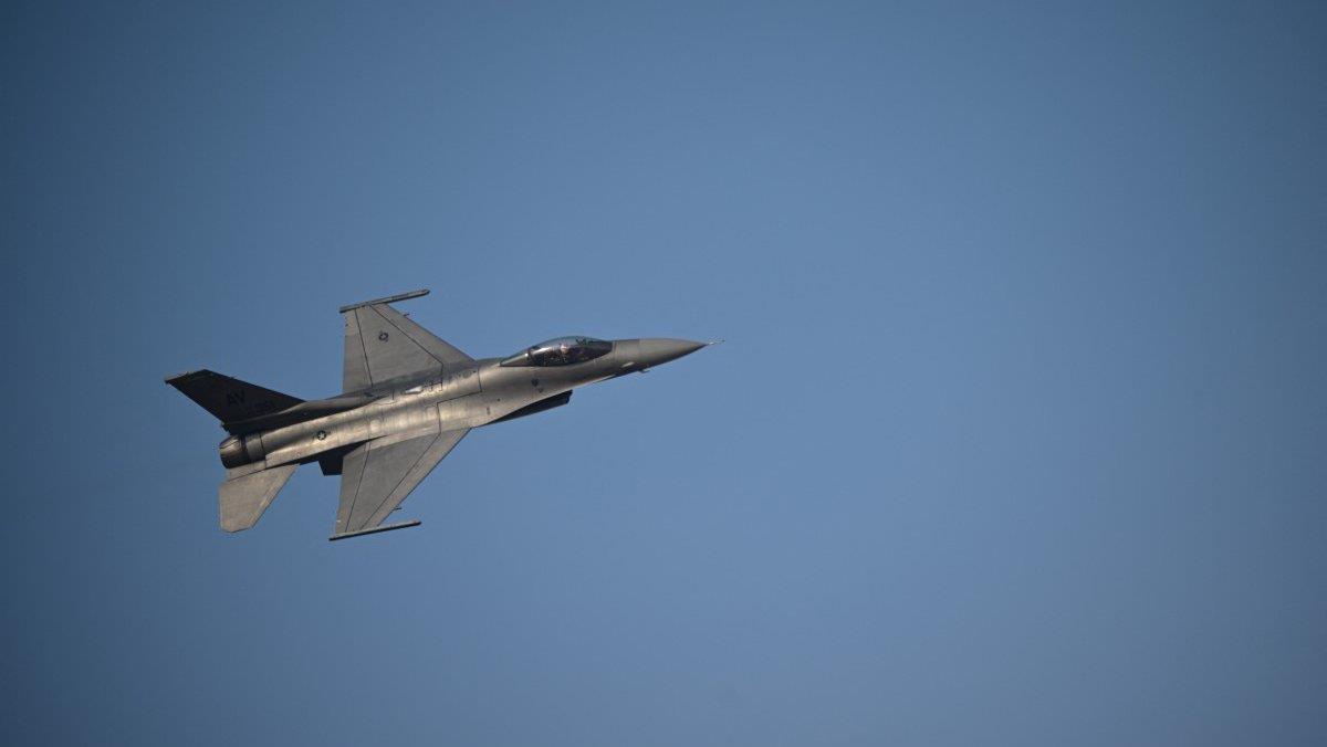 &Sigma;&upsilon;&nu;&epsilon;&chi;ί&zeta;&epsilon;&tau;&alpha;&iota; &eta; &epsilon;&lambda;&lambda;&alpha;&delta;&iota;&kappa;ή &pi;&alpha;&rho;&omicron;&upsilon;&sigma;ί&alpha; &tau;&omega;&nu; F16 &sigma;&tau;&eta;&nu; &Kappa;ύ&pi;&rho;&omicron; &mu;&epsilon; &sigma;&tau;ό&chi;&omicron; &tau;&eta;&nu; &alpha;&epsilon;&rho;&omicron;&pi;&omicron;&rho;&iota;&kappa;ή &theta;&omega;&rho;ά&kappa;&iota;&sigma;&eta;