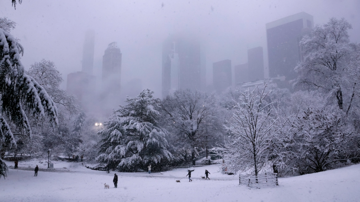 Μαγευτικές εικόνες από τη χιονισμένη Νέα Υόρκη: Στα λευκά και το Central Park με εκατοντάδες κόσμου