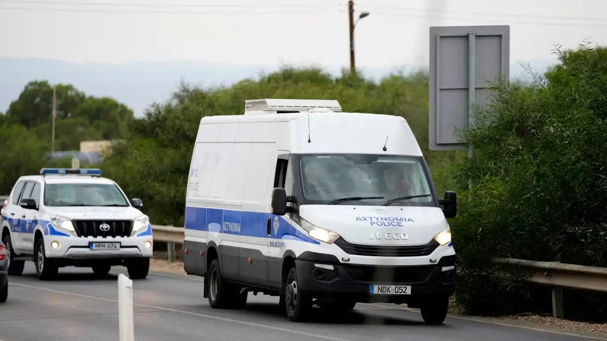 Πρωτοφανές περιστατικό: Πολίτης βρέθηκε «κατά λάθος» σε… κλούβα της Αστυνομίας μαζί με κρατούμενους Πρωτοφανές περιστατικό: Πολίτης βρέθηκε «κατά λάθος» σε… κλούβα της Αστυνομίας μαζί με κρατούμενους