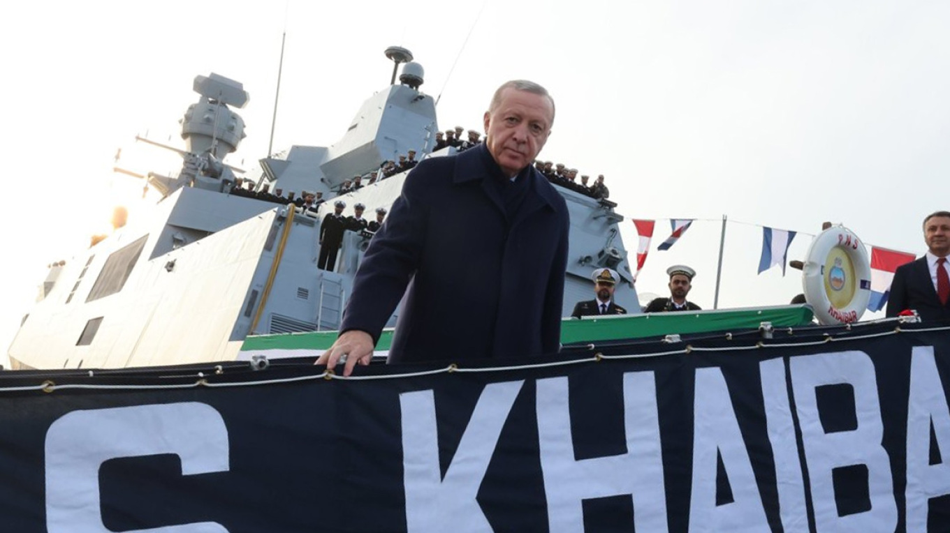 Ο Ερντογάν παραλαμβάνει νέο υποβρύχιο και αποβατικό αλλά δηλώνει «δεν έχουμε καμία βλέψη στα εδάφη κανενός»