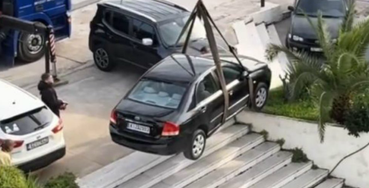 Το παρκάρισμα της χρονιάς έγινε στην Κηφισίας -Έγινε viral το αυτοκίνητο που σήκωσαν με ιμάντες