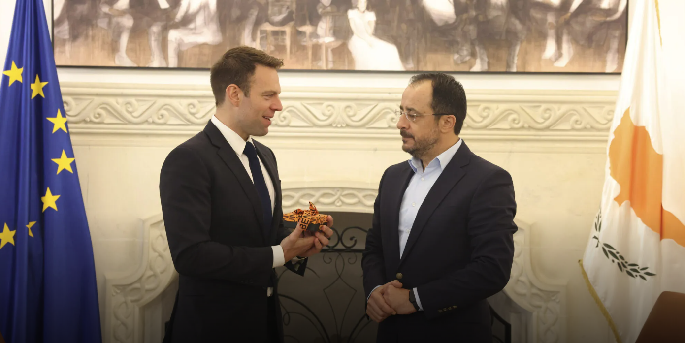 «Ο μόνος έντιμος δρόμος είναι η παραίτησή του»