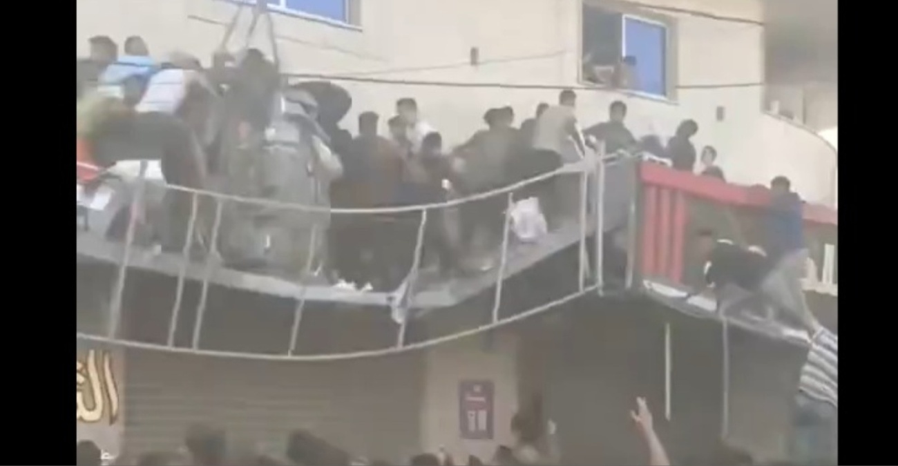 Μπαλκόνι καταρρέει από το πλήθος Παλαιστινίων που έτρεξαν να πάρουν ανθρωπιστική βοήθεια στη Γάζα