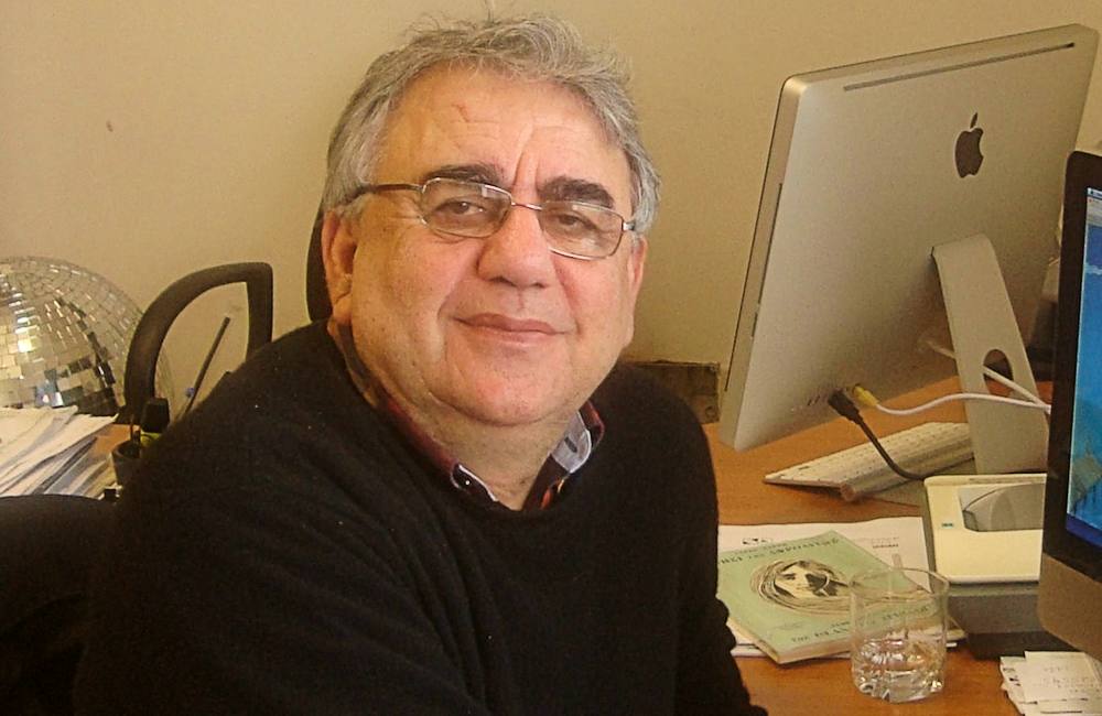 &Theta;&lambda;ί&psi;&eta; &sigma;&tau;&omicron; &kappa;&upsilon;&pi;&rho;&iota;&alpha;&kappa;ό &theta;έ&alpha;&tau;&rho;&omicron; - &Alpha;&pi;&epsilon;&beta;ί&omega;&sigma;&epsilon; &omicron; &gamma;&nu;&omega;&sigma;&tau;ό&sigmaf; &sigma;&kappa;&eta;&nu;&omicron;&gamma;&rho;ά&phi;&omicron;&sigmaf; &kappa;&alpha;&iota; &kappa;&alpha;&theta;&eta;&gamma;&eta;&tau;ή&sigmaf; &tau;έ&chi;&nu;&eta;&sigmaf; &Kappa;ώ&sigma;&tau;&alpha;&sigmaf; &Kappa;&alpha;&upsilon;&kappa;&alpha;&rho;ί&delta;&eta;&sigmaf;