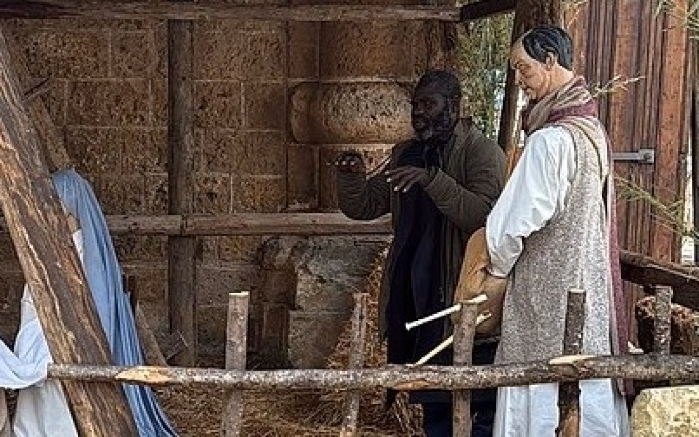 Δείτε πώς προσπάθησε να κρυφτεί σε φάτνη Αφρικανός που επιτέθηκε σε δημόσιο υπάλληλο