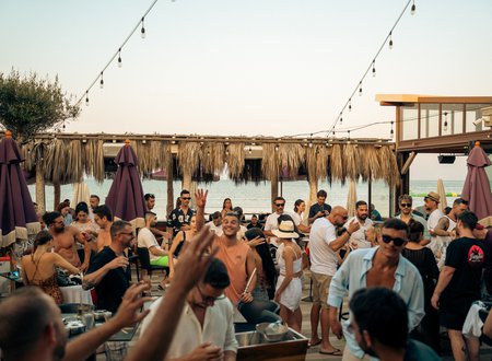 &Tau;&omicron; &pi;&iota;&omicron; &mu;&epsilon;&gamma;ά&lambda;&omicron; street party &tau;&eta;&sigmaf; &pi;ό&lambda;&eta;&sigmaf; &alpha;&kappa;&upsilon;&rho;ώ&nu;&epsilon;&tau;&alpha;&iota; &gamma;&iota;&alpha; &pi;&rho;ώ&tau;&eta; &phi;&omicron;&rho;ά &mu;&epsilon;&tau;ά &alpha;&pi;ό 12 &chi;&rho;ό&nu;&iota;&alpha;