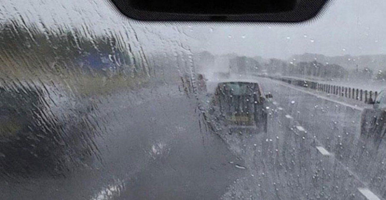 Οδηγοί προσοχή: Περιορισμένη ορατότητα στον αυτοκινητόδρομο λόγω βροχόπτωσης – Λεπτομέρειες