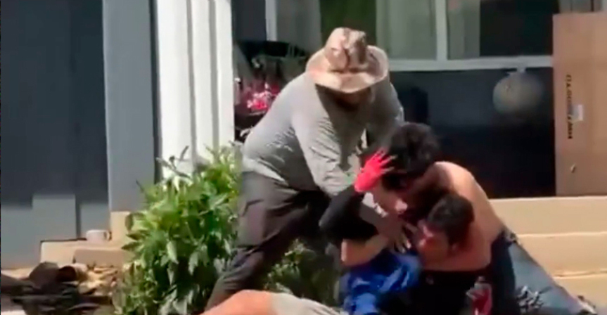 Video: Άγριος καβγάς σε στέγη σπιτιού: Εργάτες πέφτουν στο κενό ενώ πάλευαν και συνέχισαν να χτυπιούνται στο έδαφος στο Ντιτρόιτ