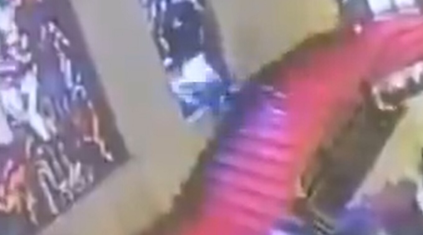 Ιταλός πολιτικός έπεσε με το κεφάλι πάνω σε πολύτιμο βιτρό και το έσπασε