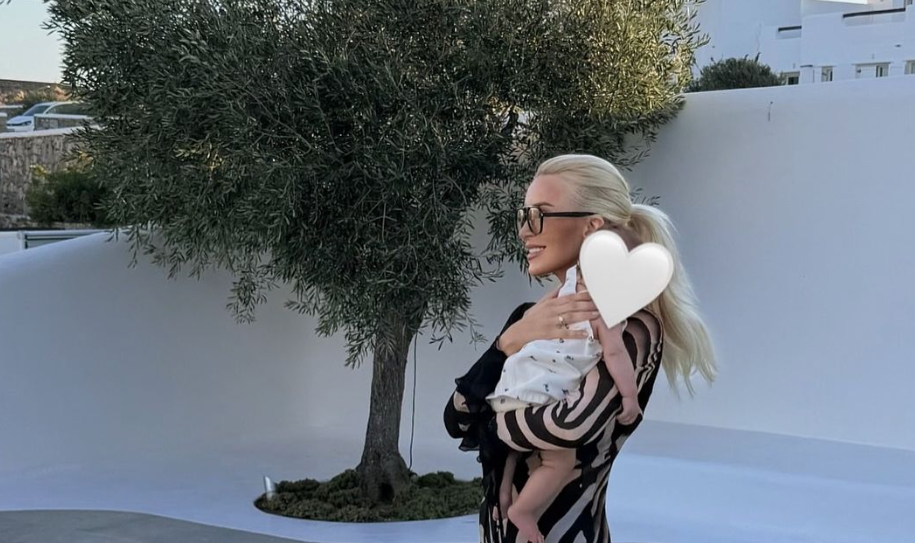 &Kappa;&alpha;&tau;&epsilon;&rho;ί&nu;&alpha; &Kappa;&alpha;&iota;&nu;&omicron;ύ&rho;&gamma;&iota;&omicron;&upsilon;: &Nu;έ&alpha; &sigma;&tau;&iota;&gamma;&mu;&iota;ό&tau;&upsilon;&pi;&alpha; &mu;&epsilon; &tau;&eta;&nu; &kappa;ό&rho;&eta; &tau;&eta;&sigmaf; &sigma;&tau;&iota;&sigmaf; &kappa;&alpha;&lambda;&omicron;&kappa;&alpha;&iota;&rho;&iota;&nu;έ&sigmaf; &delta;&iota;&alpha;&kappa;&omicron;&pi;έ&sigmaf; &sigma;&tau;&eta; &Mu;ύ&kappa;&omicron;&nu;&omicron;