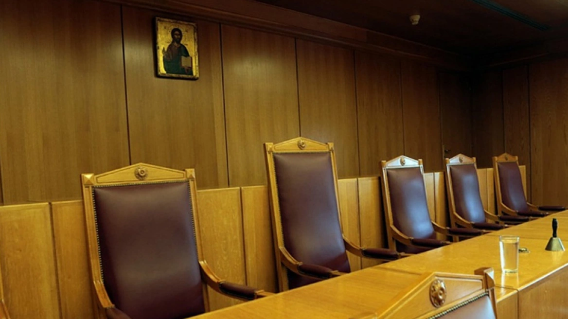 &Sigma;&tau;&eta; &phi;&upsilon;&lambda;&alpha;&kappa;ή 37&chi;&rho;&omicron;&nu;&omicron;&sigmaf; &pi;&omicron;&upsilon; &xi;&upsilon;&lambda;&omicron;&kappa;&omicron;&pi;&omicron;ύ&sigma;&epsilon; &tau;&eta;&nu; &sigma;ύ&zeta;&upsilon;&gamma;ό &tau;&omicron;&upsilon; &mu;&pi;&rho;&omicron;&sigma;&tau;ά &sigma;&tau;&eta; &delta;ί&chi;&rho;&omicron;&nu;&eta; &kappa;ό&rho;&eta; &tau;&omicron;&upsilon;&sigmaf;