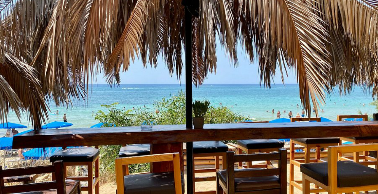 Αυτά είναι τα 10 καλύτερα beach bars στην Αγία Νάπα – Η απόλυτη εμπειρία δίπλα στο κύμα