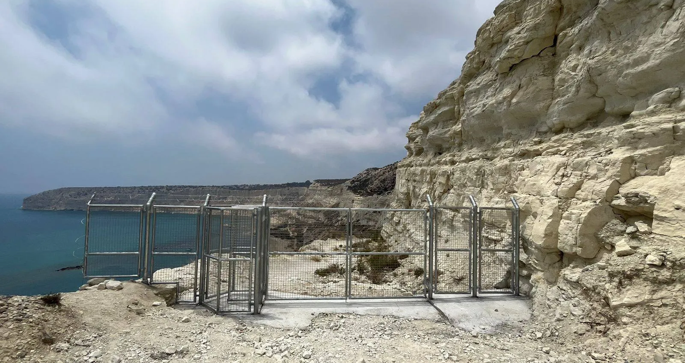 «Μπάρρωσαν» πασίγνωστη παραλία στη Λεμεσό – Ποιος ο λόγος