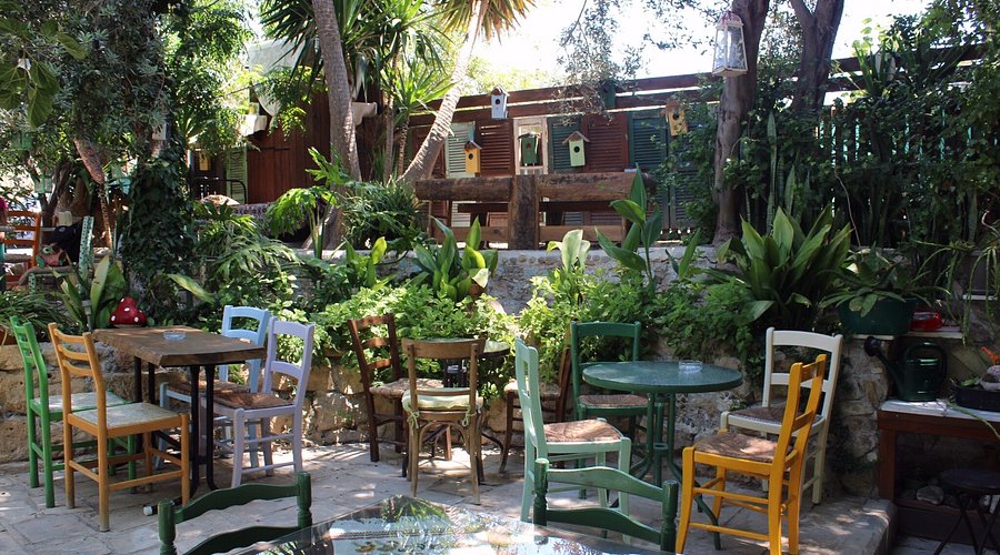 Κατεβάζει ρολά γνωστό παραδοσιακό καφενείο Κατεβάζει ρολά γνωστό παραδοσιακό καφενείο