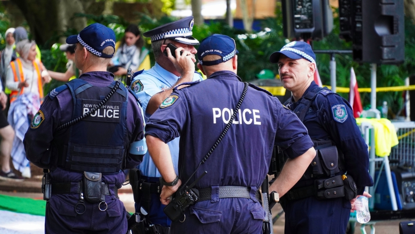 &Alpha;&upsilon;&sigma;&tau;&rho;&alpha;&lambda;ί&alpha;: &Nu;&epsilon;&kappa;&rho;ό&sigmaf; &kappa;&alpha;&iota; &delta;&upsilon;&omicron; &tau;&rho;&alpha;&upsilon;&mu;&alpha;&tau;ί&epsilon;&sigmaf; &sigma;&epsilon; &epsilon;&pi;ί&theta;&epsilon;&sigma;&eta; &mu;&epsilon; &mu;&alpha;&chi;&alpha;ί&rho;&iota; &sigma;&tau;&omicron; &Sigma;ί&delta;&nu;&epsilon;ϊ