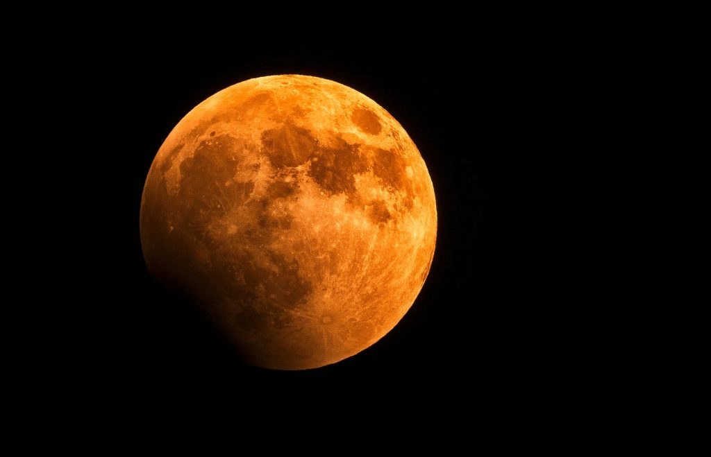 &Sigma;&epsilon;&lambda;ή&nu;&eta; &tau;&omicron;&upsilon; &Chi;&iota;&omicron;&nu;&iota;&omicron;ύ: &Pi;&omicron;&iota;&alpha; &mu;έ&rho;&alpha; &omicron; &Delta;ί&alpha;&sigmaf; &theta;&alpha; &epsilon;ί&nu;&alpha;&iota; &iota;&delta;&iota;&alpha;ί&tau;&epsilon;&rho;&alpha; &omicron;&rho;&alpha;&tau;ό&sigmaf; &sigma;&tau;&omicron;&nu; &beta;&rho;&alpha;&delta;&iota;&nu;ό &omicron;&upsilon;&rho;&alpha;&nu;ό