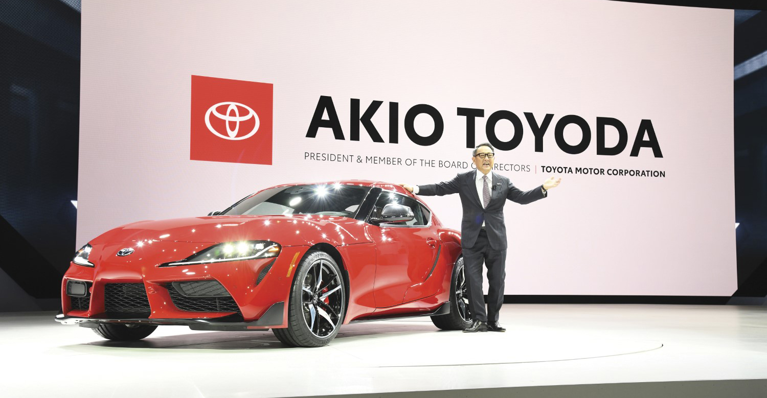 &Omicron; Akio Toyoda &tau;&iota;&mu;ά&tau;&alpha;&iota; &mu;&epsilon; &tau;&omicron; &ldquo;Golden Steering Wheel&rdquo; &gamma;&iota;&alpha; &tau;&omicron; &sigma;ύ&nu;&omicron;&lambda;&omicron; &tau;&eta;&sigmaf; &pi;&rho;&omicron;&sigma;&phi;&omicron;&rho;ά&sigmaf; &tau;&omicron;&upsilon;