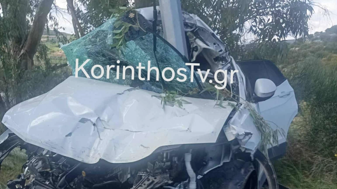 Νεκρή οδηγός: Το αυτοκίνητό της καρφώθηκε σε κολώνα - Δείτε φωτογραφίες