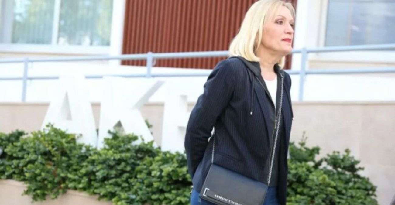 &Rho;ή&xi;&eta; &delta;ί&chi;&omega;&sigmaf; &tau;έ&lambda;&omicron;&sigmaf;: &Eta; &Epsilon;&iota;&rho;ή&nu;&eta; &Chi;&alpha;&rho;&alpha;&lambda;&alpha;&mu;&pi;ί&delta;&omicron;&upsilon; &sigma;&eta;&kappa;ώ&nu;&epsilon;&iota; &tau;&omicron; &gamma;ά&nu;&tau;&iota; &mu;&epsilon;&tau;ά &tau;&alpha; &pi;&upsilon;&rho;ά &tau;&omicron;&upsilon; &Alpha;&Kappa;&Epsilon;&Lambda; &gamma;&iota;&alpha; &tau;&eta; &sigma;&upsilon;&nu;έ&nu;&tau;&epsilon;&upsilon;&xi;&eta; &tau;&eta;&sigmaf;