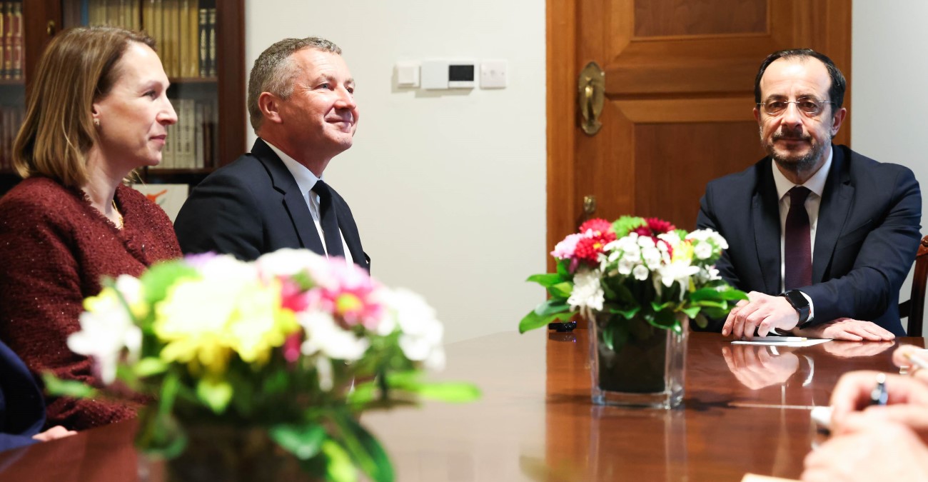 &Psi;ή&phi;&omicron;&sigmaf; &epsilon;&mu;&pi;&iota;&sigma;&tau;&omicron;&sigma;ύ&nu;&eta;&sigmaf; &alpha;&pi;ό ExxonMobil: &Sigma;&tau;&alpha; 6&ndash;9 &tau;&rho;&iota;&sigma;. &kappa;&upsilon;&beta;&iota;&kappa;ά &pi;ό&delta;&iota;&alpha; &tau;&alpha; &kappa;&omicron;&iota;&tau;ά&sigma;&mu;&alpha;&tau;&alpha; &sigma;&tau;&omicron; &tau;&epsilon;&mu;ά&chi;&iota;&omicron; 10