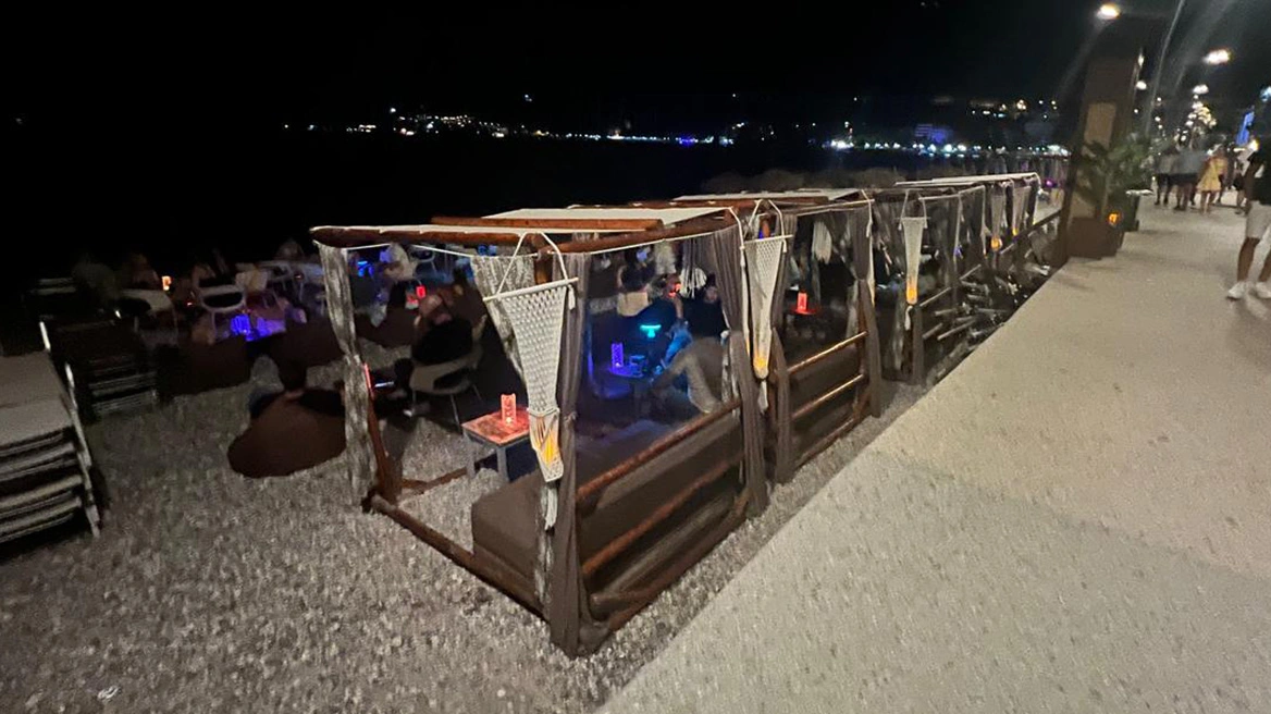 Από το Λουτράκι στο… Ντουμπάι: Η παραλία που έγινε night club με κιόσκια, ναργιλέδες και καναπέδες μέχρι το κύμα