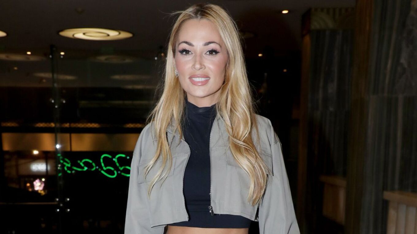 Έ&xi;&alpha;&lambda;&lambda;&eta; &eta; &Epsilon;&lambda;έ&nu;&eta; &Beta;&omicron;&upsilon;&lambda;&gamma;&alpha;&rho;ά&kappa;&eta;: &laquo;&Pi;ί&sigma;&omega; &alpha;&pi;ό &pi;&omicron;&iota;&epsilon;&sigmaf; &lambda;έ&xi;&epsilon;&iota;&sigmaf; &theta;&alpha; &tau;&omicron; &kappa;&rho;ύ&psi;&epsilon;&tau;&epsilon; &alpha;&upsilon;&tau;ό &pi;&omicron;&upsilon; &epsilon;ί&pi;&alpha;&tau;&epsilon;&raquo;