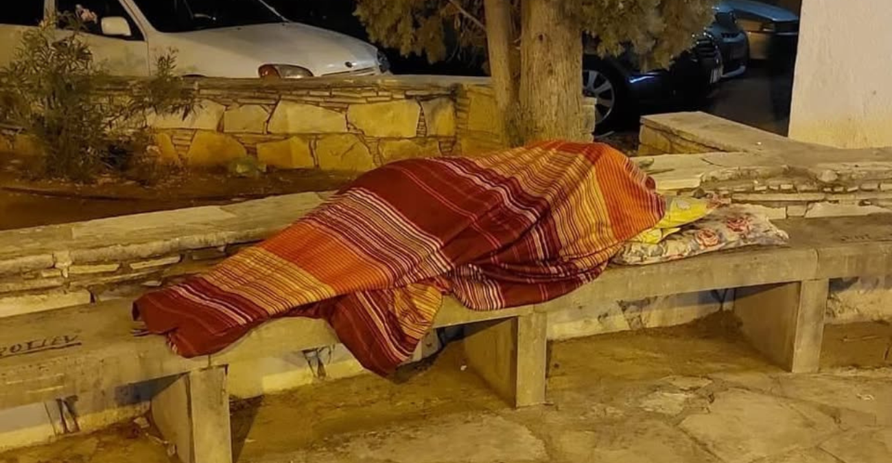 «Πέθανε μόνη σε ένα παγκάκι»: Συγκλονίζει η ανάρτη