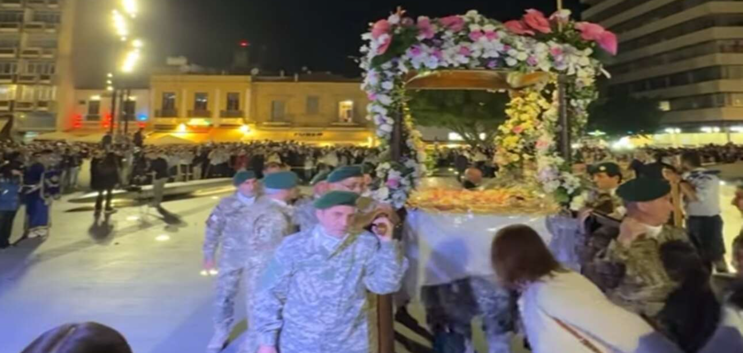 Video: Τήρησαν το έθιμο - Συνάντηση των τριών Επιταφίων στην Πλατεία Ελευθερίας
