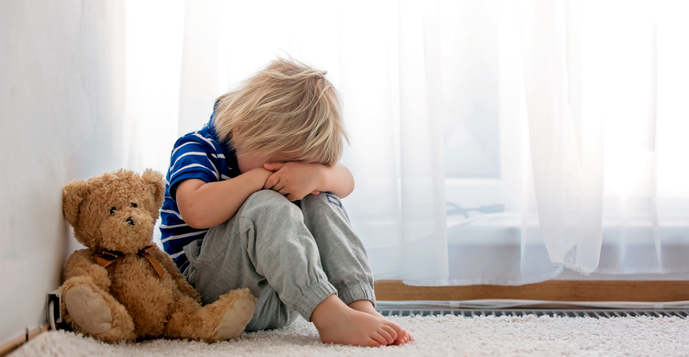 20χρονος με τον σύντροφό του ασελγούσε στα ανίψια του 2 και 4 ετών