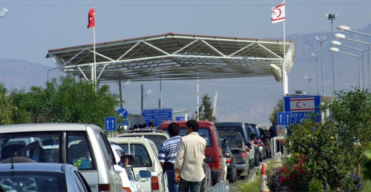 Ουρές χιλιομέτρων και καθυστερήσεις στα οδοφράγματα – Ρίχνουν την ευθύνη στην Κυπριακή Δημοκρατία οι Τ/κ Ουρές χιλιομέτρων και καθυστερήσεις στα οδοφράγματα – Ρίχνουν την ευθύνη στην Κυπριακή Δημοκρατία οι Τ/κ