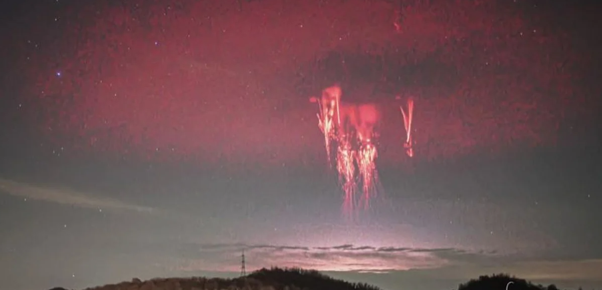 Ο φωτογράφος που κατέγραψε ένα από τα σπανιότερα φαινόμενα κεραυνών – Ουρανός που θυμίζει sci-fi