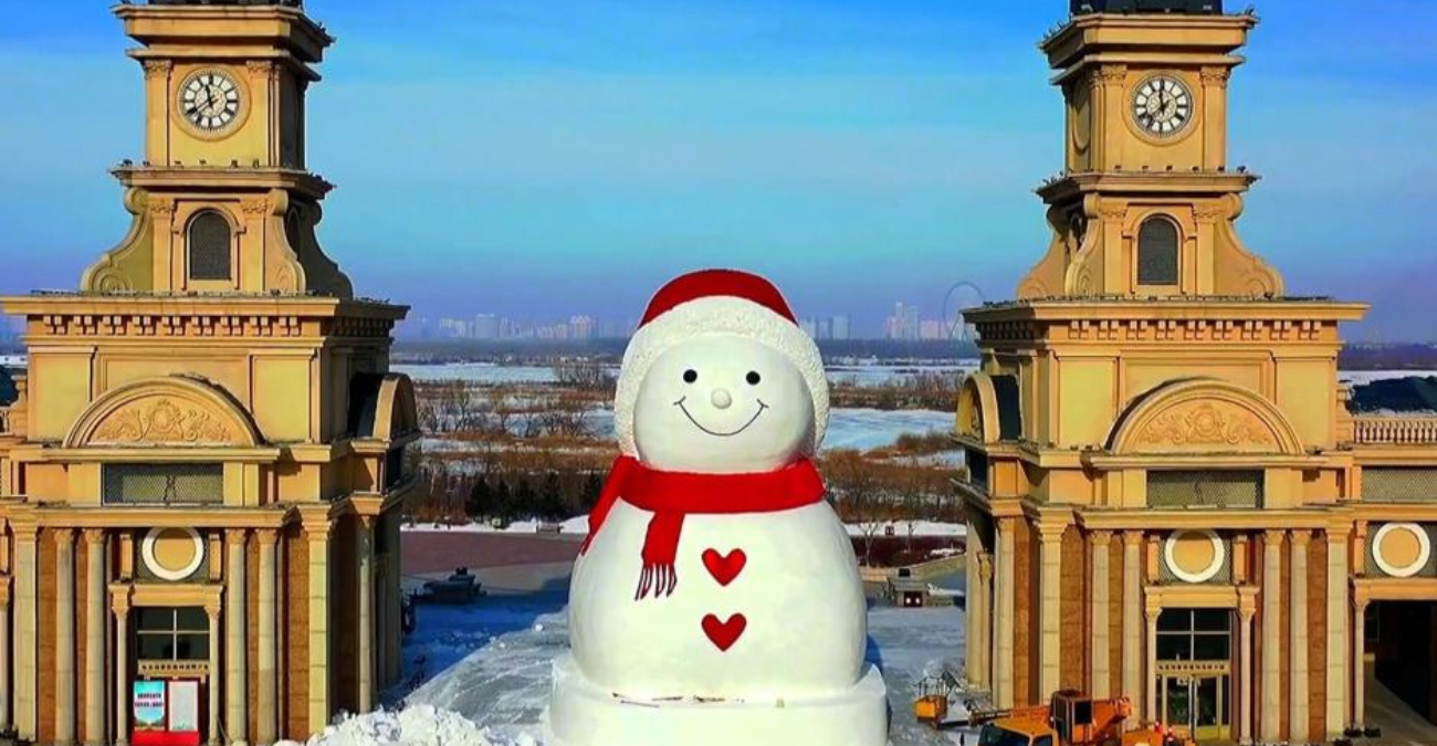 Γιγαντιαίος χιονάνθρωπος καλωσορίζει τους επισκέπτες στο Harbin Ice Snow World στην Κίνα – Δείτε πως φτιάχτηκε