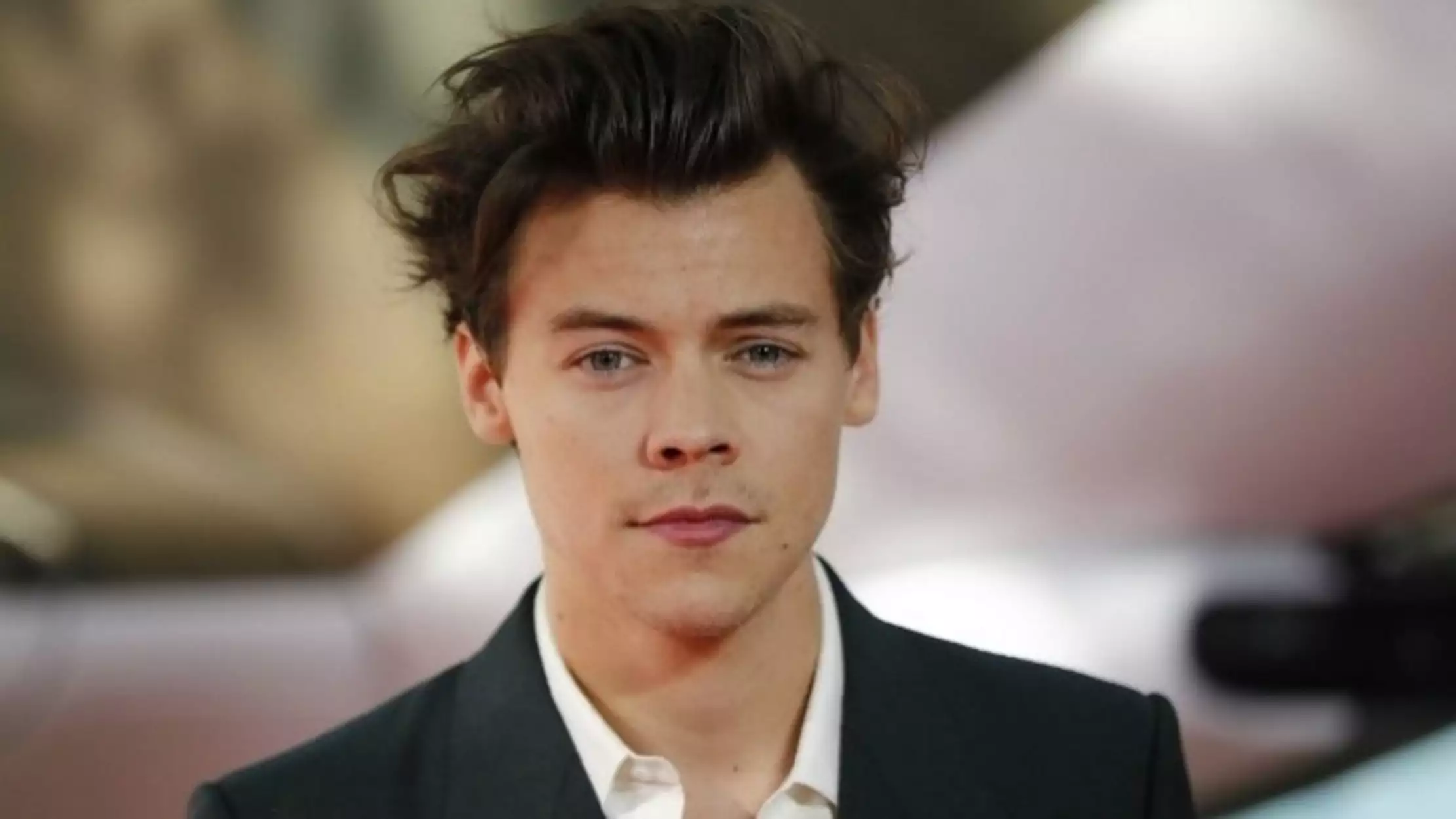 VIDEO: &Omicron; &Chi;ά&rho;&iota; &Sigma;&tau;ά&iota;&lambda;&sigmaf; &epsilon;&pi;έ&sigma;&tau;&rho;&epsilon;&psi;&epsilon; &sigma;&tau;&eta; &sigma;&kappa;&eta;&nu;ή &mu;&epsilon;&tau;ά &alpha;&pi;ό &tau;&rho;ί&alpha; &chi;&rho;ό&nu;&iota;&alpha; &alpha;&pi;&omicron;&upsilon;&sigma;ί&alpha;&sigmaf;